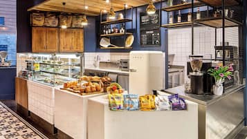 บริการอาหารกลางวันและอาหารเย็น