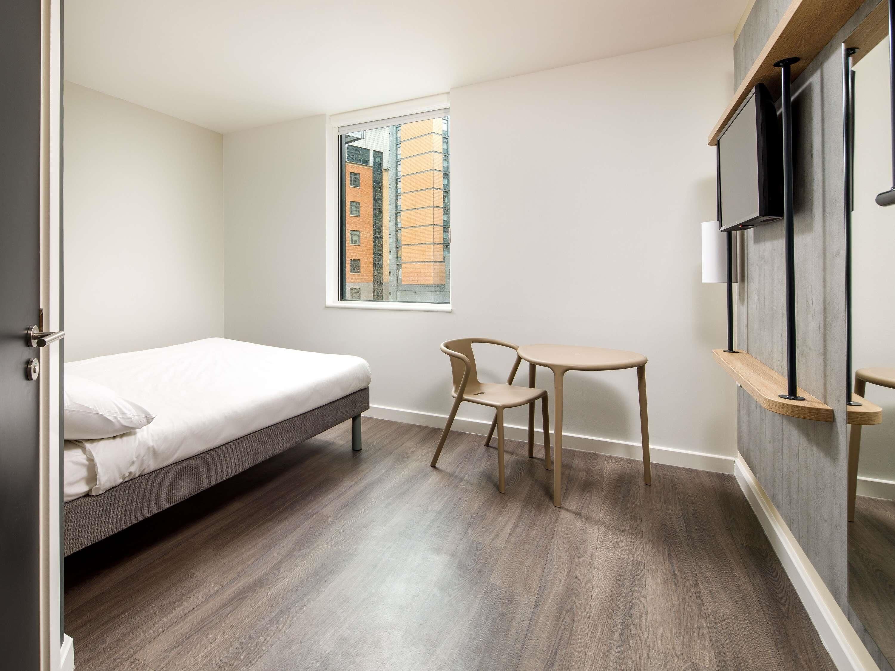 Quarto básico, 1 cama de casal | Escrivaninha, cortinas blackout, Wi-Fi de cortesia, roupa de cama