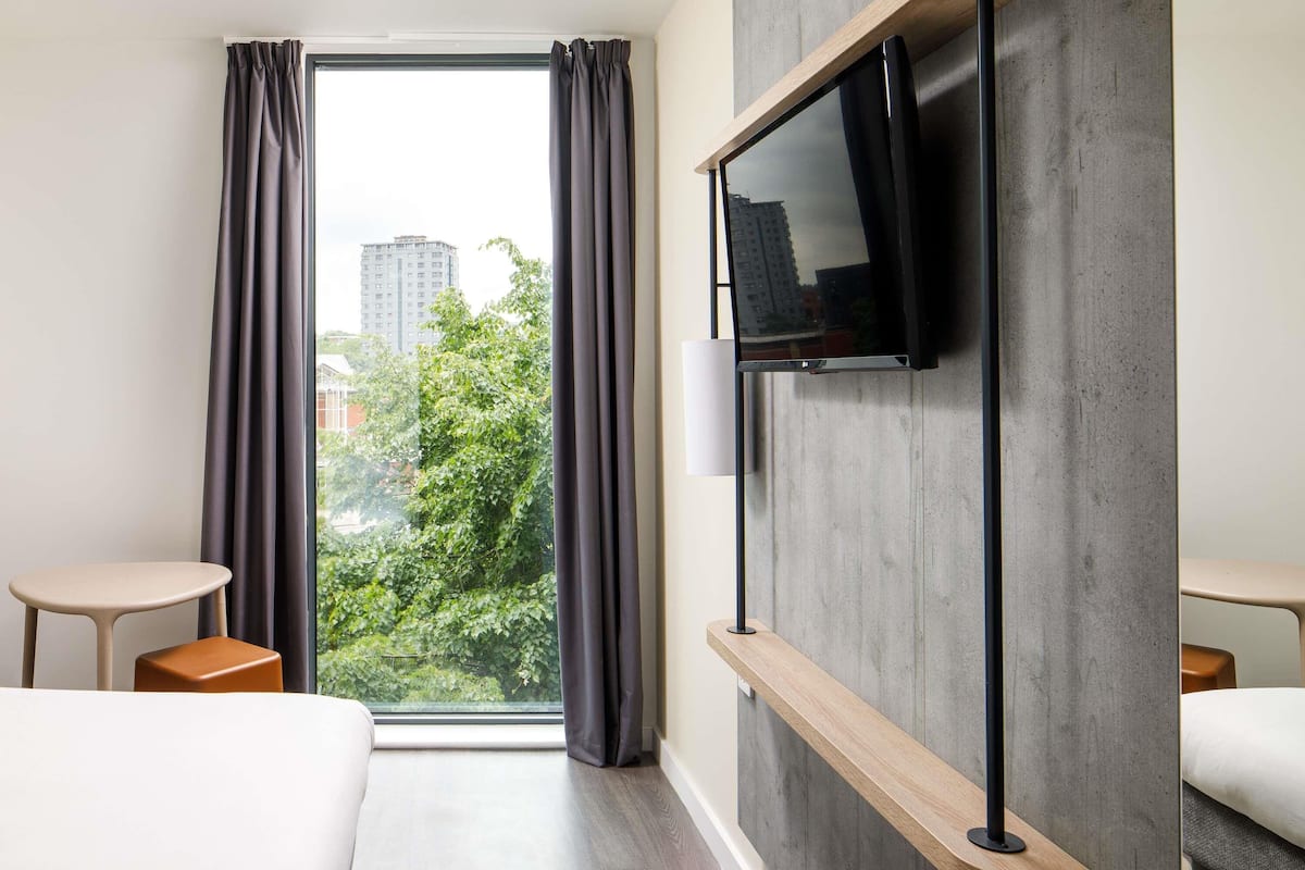 desk, blackout curtains, free wifi, bed sheets