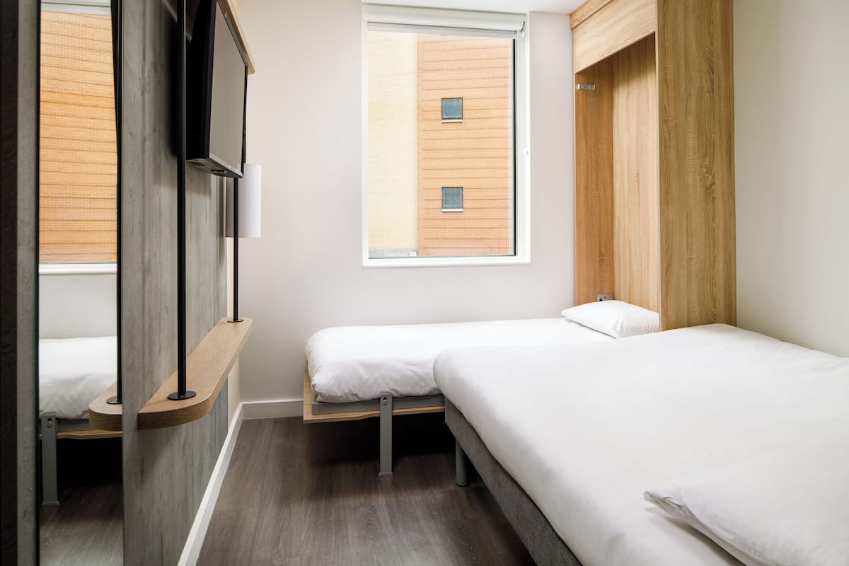 triple room | desk, blackout curtains, free wifi, bed sheets