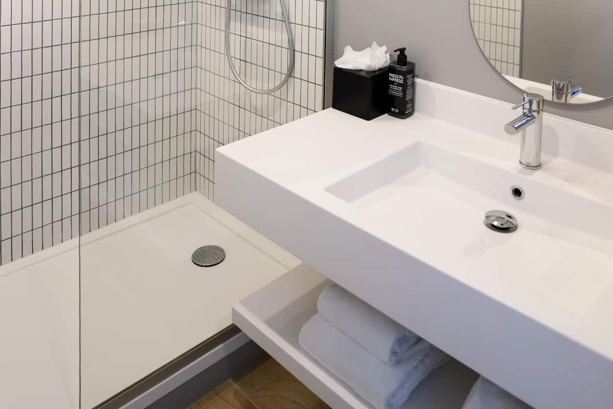 高档床上用品、迷你吧、客房内保险箱、办公桌