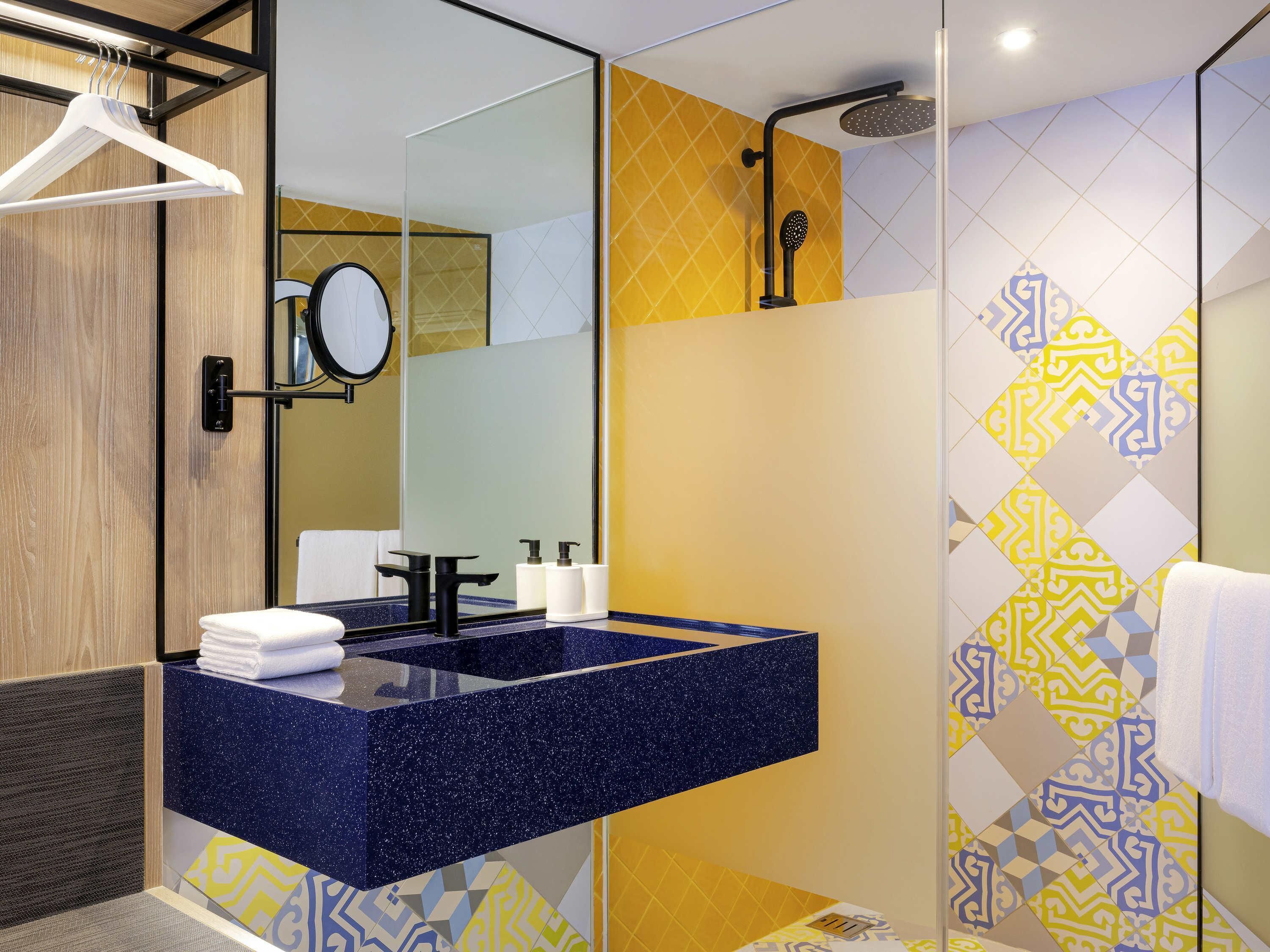 客房内保险箱、办公桌、笔记本电脑工作区、遮光窗帘