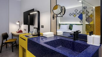 Suite familiar, 2 camas matrimoniales, habitaciones conectadas | Caja de seguridad en la habitación y escritorio