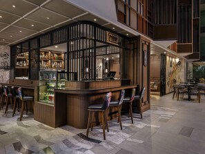 屋上バー、プールビュー、毎日営業