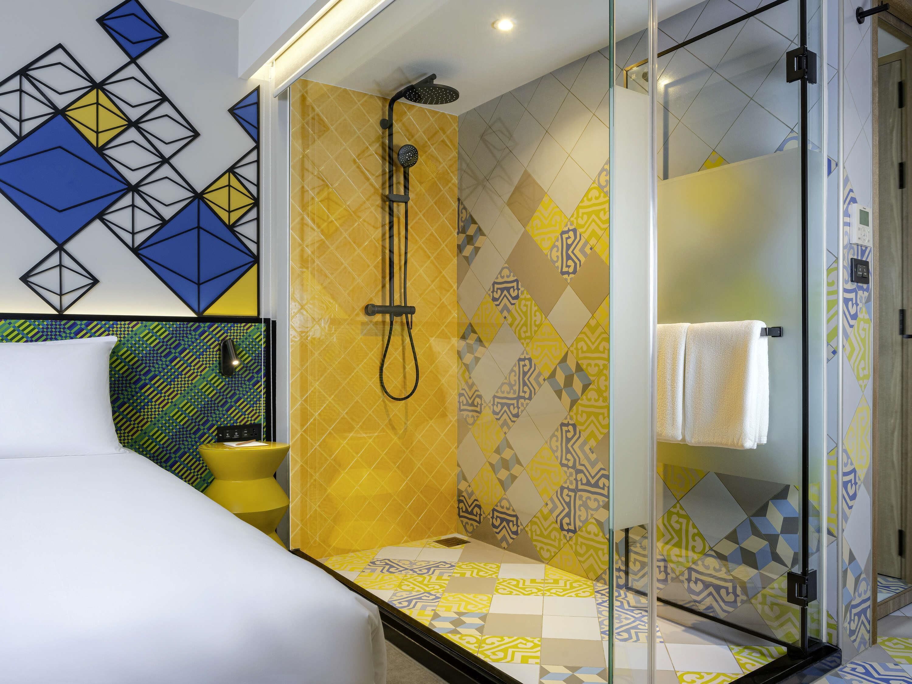 客房内保险箱、办公桌、笔记本电脑工作区、遮光窗帘