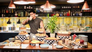 Desayuno buffet (THB 250 por persona)
