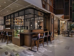 Bar na cobertura, vistas para a piscina, aberto todos os dias