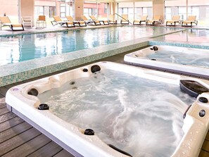 Indoor pool, open 8:00 AM to 8:30 PM, sun loungers - Aparthotel Adagio & Spa Vannes (Plescop)
