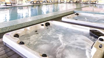 Sauna, tina de hidromasaje, baño de vapor y masajes