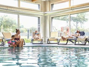 Indoor pool, open 8:00 AM to 8:30 PM, pool loungers - Aparthotel Adagio & Spa Vannes (Plescop)