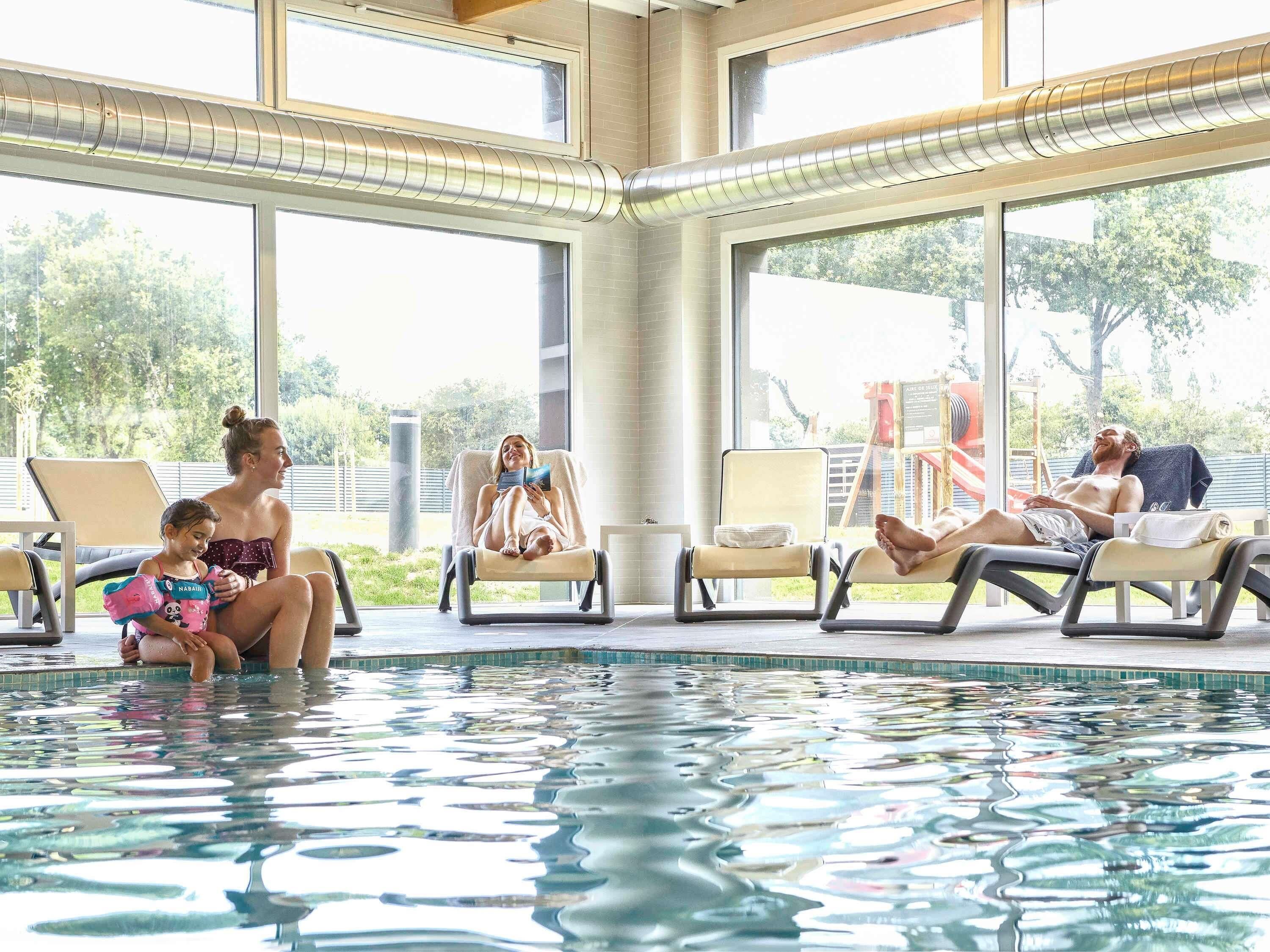 Piscine couverte, accès possible de 08 h 00 à 20 h 30, chaises longues 