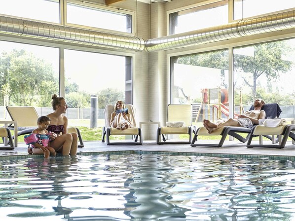 Een sauna, een bubbelbad, een stoombad, massagebehandelingen