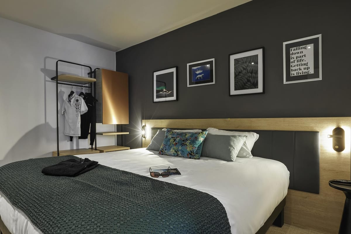 Appartement, 2 slaapkamers | 1 slaapkamer, luxe beddengoed, pillowtop-bedden, een bureau