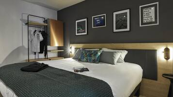 Apartment, 2 Bedrooms | 1 bilik tidur, peralatan tempat tidur premium, tilam berlapik, meja