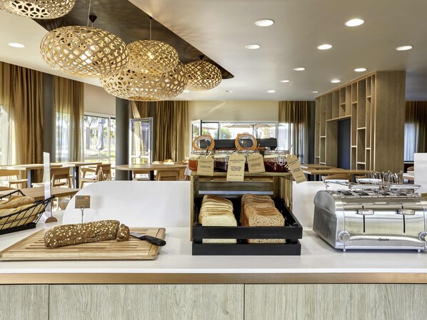 بوفيه فطور يوميًا بتكلفة قدرها (14.50 EUR للشخص)