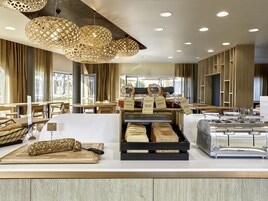 Desayuno buffet diario (EUR 14.50 por persona)