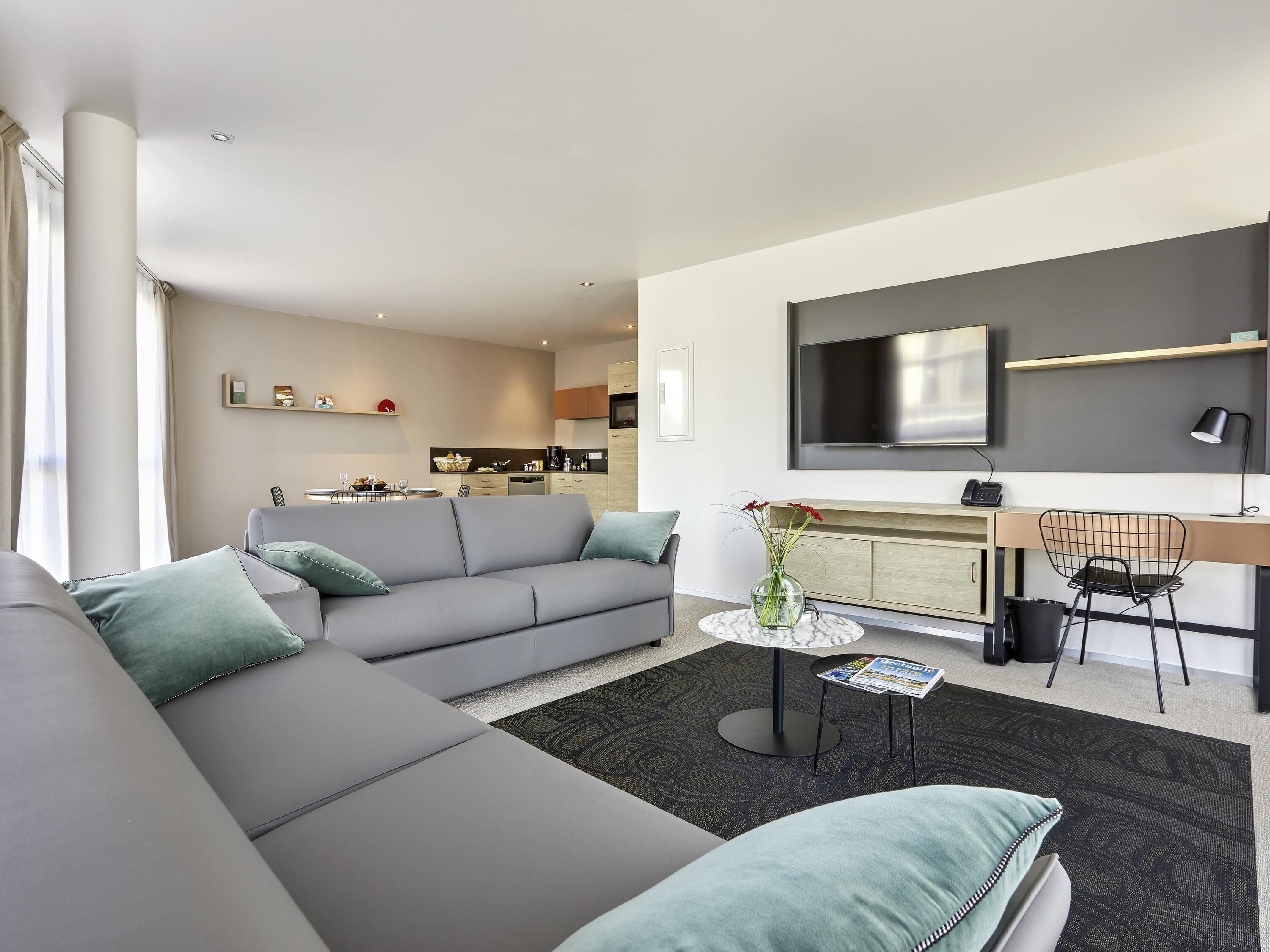 1 chambre, literie de qualité supérieure, surmatelas, bureau