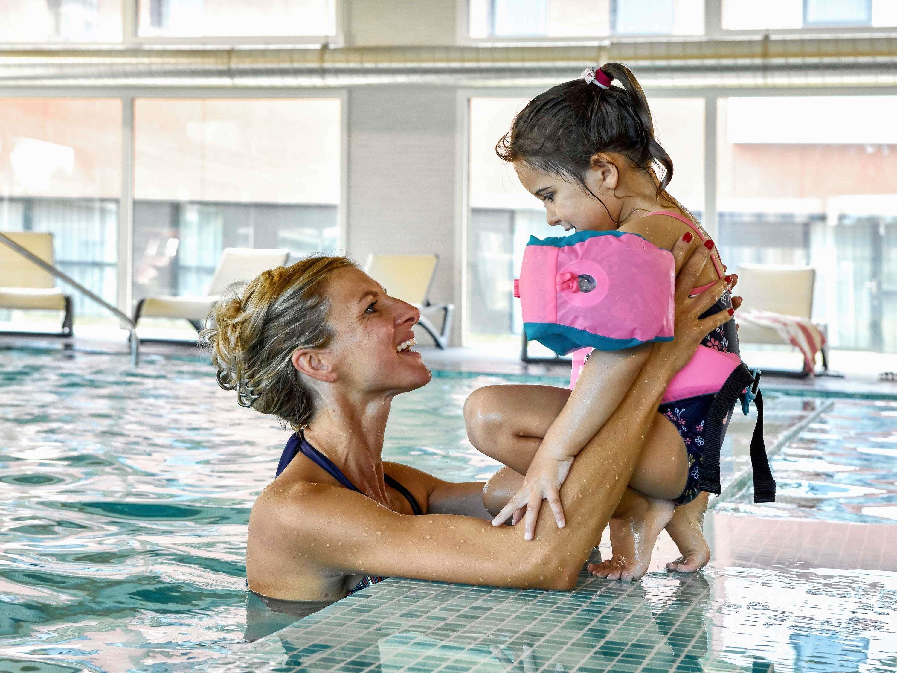 室内游泳池，08:00 至 20:30 开放，日光浴躺椅