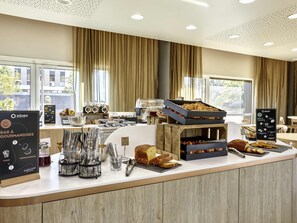 Dagelijks ontbijtbuffet (EUR 14.50 per persoon)