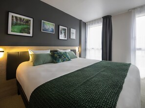 1 多间卧室、高档床上用品、加厚床垫、办公桌