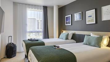 1 chambre, literie de qualité supérieure, surmatelas, bureau