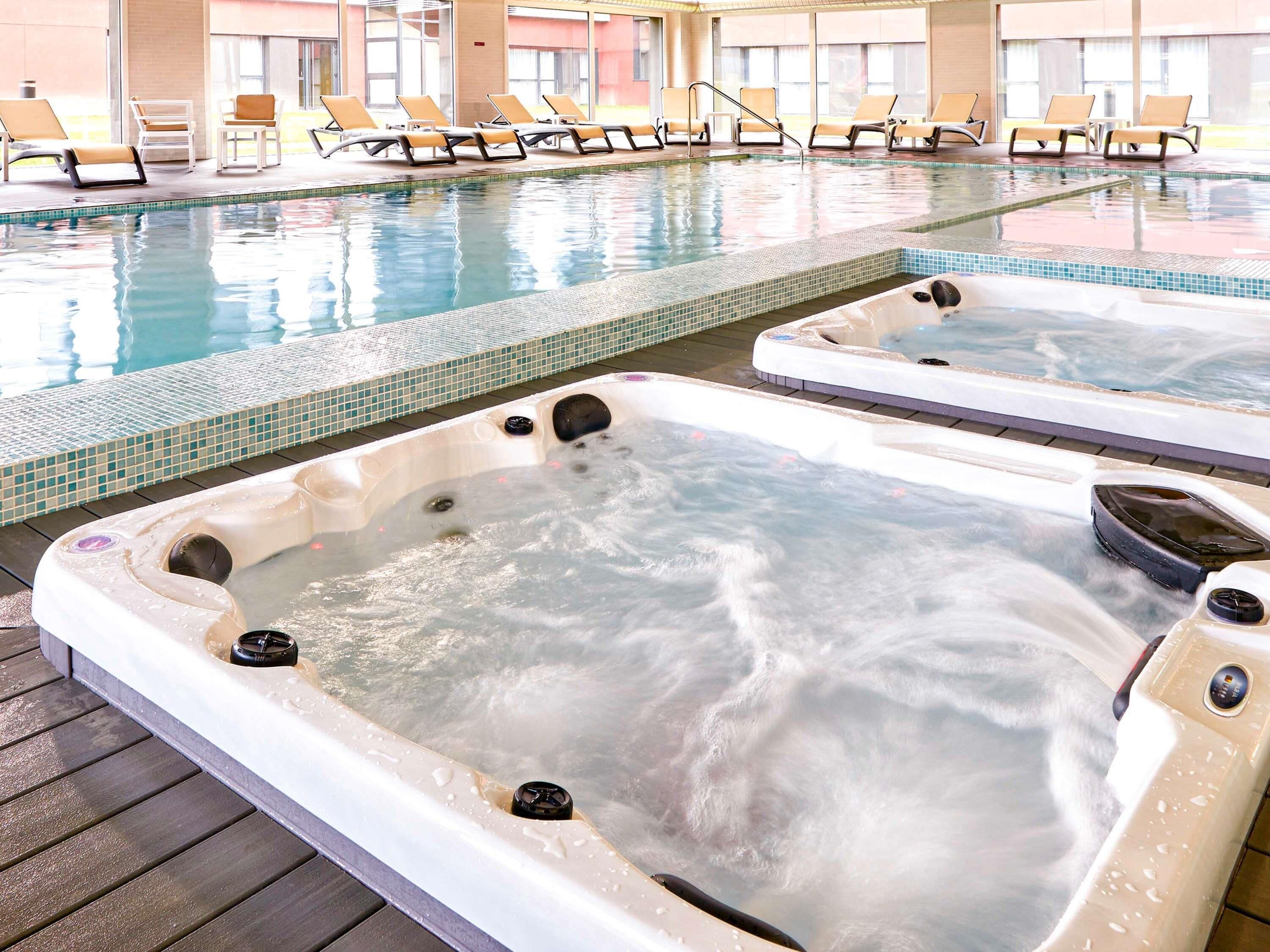 Piscine couverte, accès possible de 08 h 00 à 20 h 30, chaises longues 