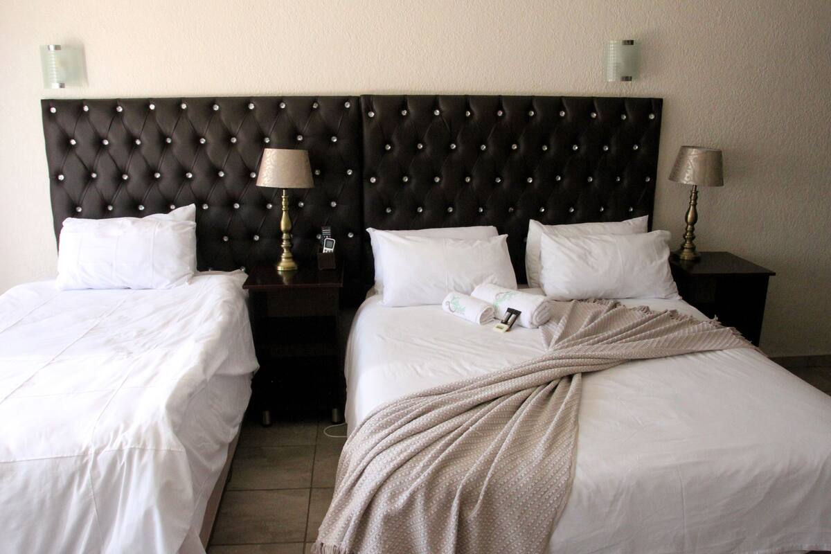 Habitación familiar (3 Pax) | Escritorio, tabla de planchar con plancha y cunas gratuitas