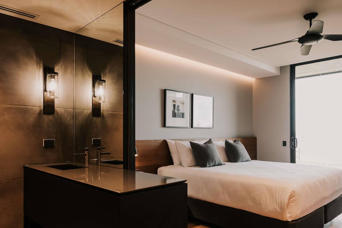 Studio, 1 King Bed, Balcony, Lake View | 1 bedroom, minibar, in-room safe, desk