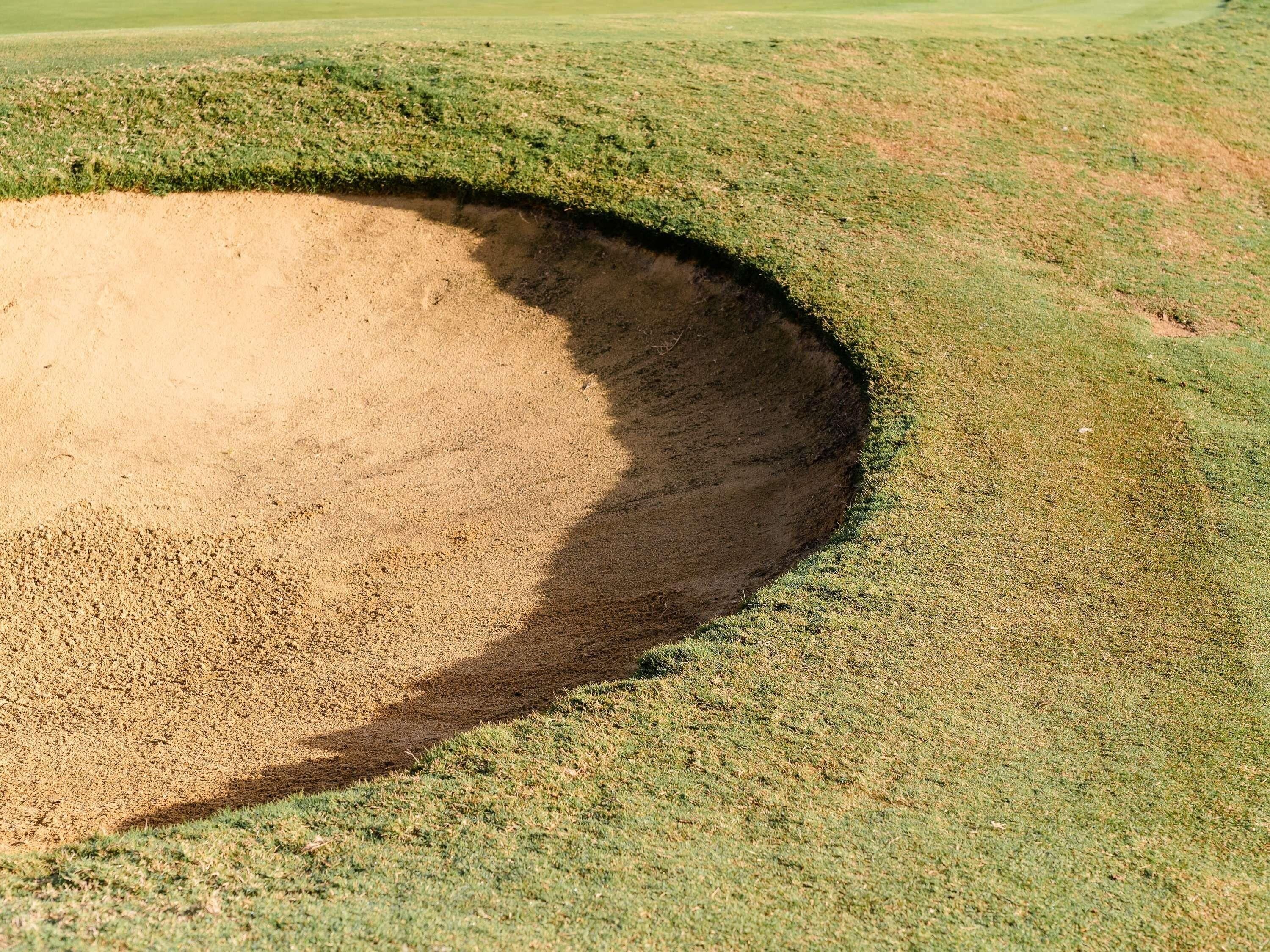 Um bunker de areia em um campo de golfe.