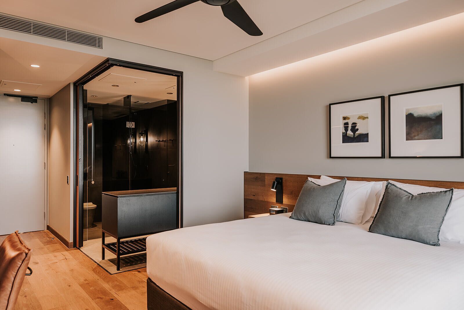 studio, 1 double bed, lake view (lake front) | 1 bedroom, minibar, in-room safe, desk