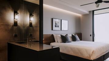 Minibar, brankas, meja kerja, dan kedap suara