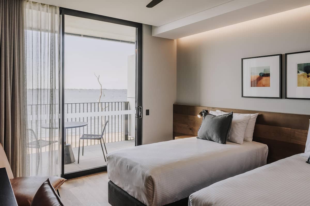 Estudio, 1 cama matrimonial, vista al lago (Lake Front) | 1 habitación, minibar, caja de seguridad en la habitación y escritorio