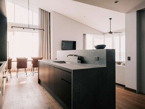 1 quarto, frigobar, cofres nos quartos, escrivaninha