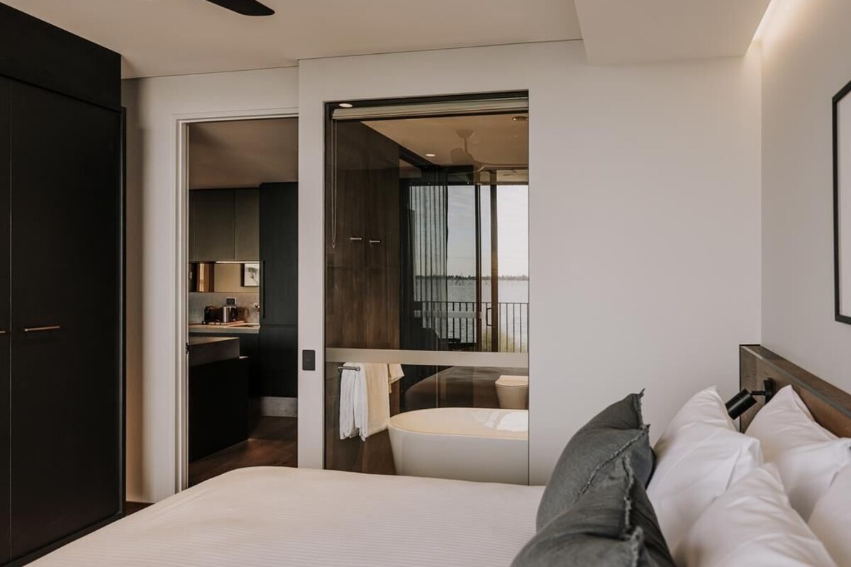 Minibar, caja de seguridad en la habitación y escritorio 