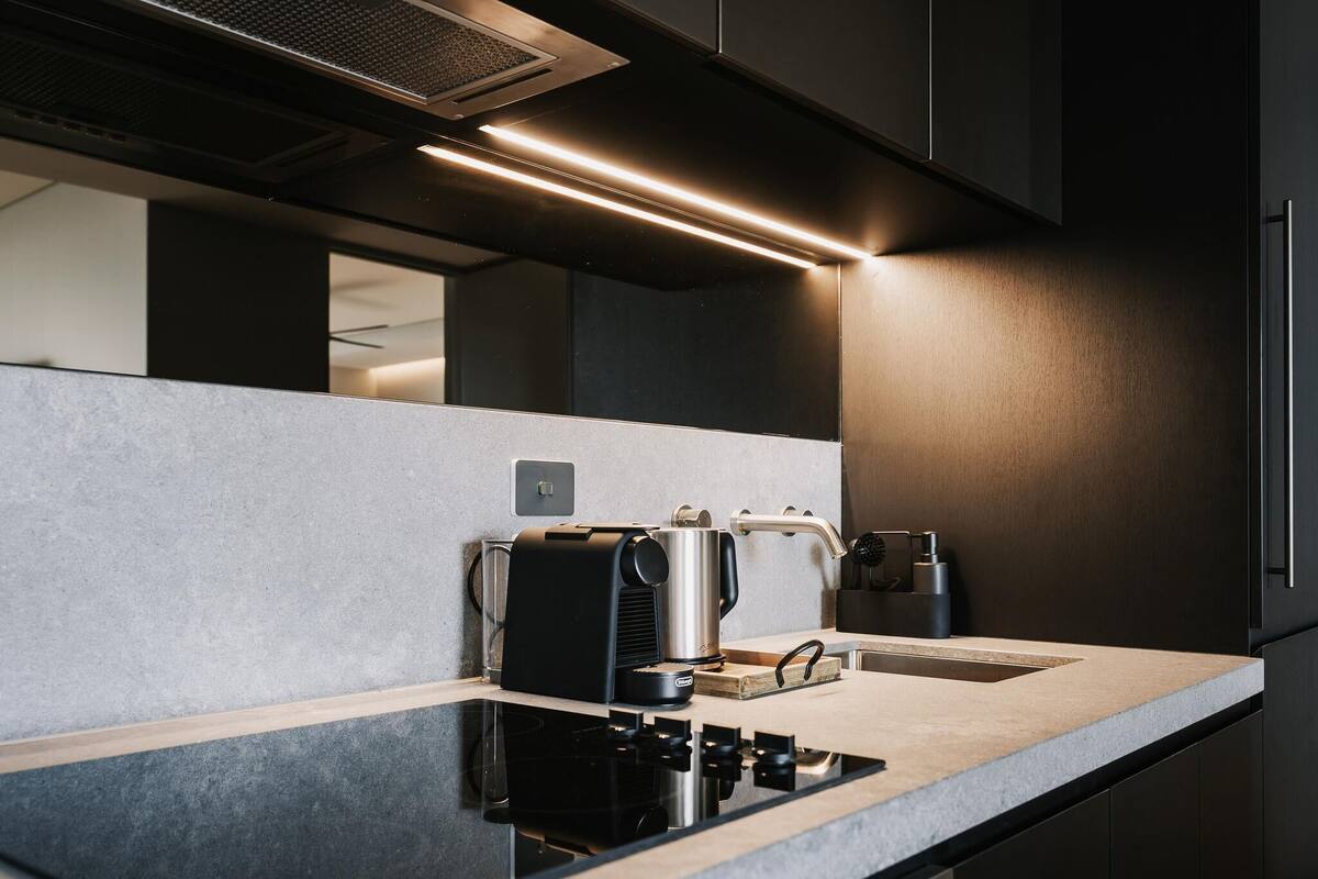Minibar, coffre-fort pour ordinateur portable, bureau
