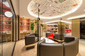 Sala de estar en el lobby