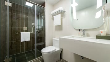 Double Room, 1 Double Bed | Bathroom | Free toiletries, hair dryer, towels