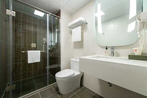 Double Room, 1 Double Bed | Bathroom | Free toiletries, hair dryer, towels - Ibis Dalian Xinghai Park (Dalian)