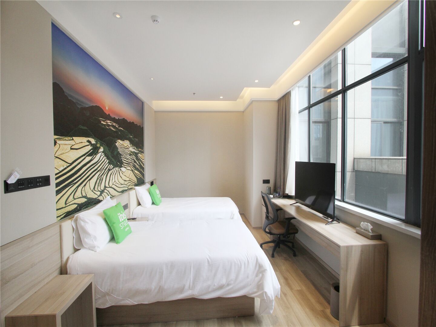 Pillowtop beds, desk, laptop workspace, blackout drapes