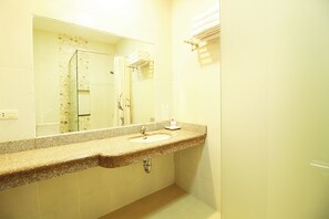 Bathroom - Collection O Sweet Karina (Bandung)
