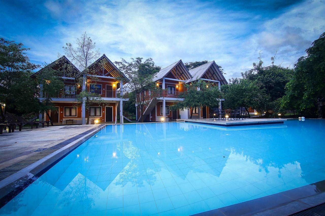 Una piscina al aire libre