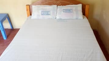 Single Room | Desk, bed sheets