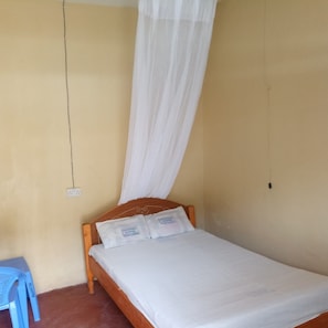 Desk, bed sheets - Heshima Lodge (Naivasha)