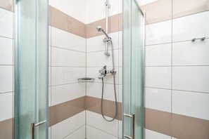 Apartment (Economy One Bedroom Apartment) | Bathroom | Shower, towels - Apartments Radulovic (Dubrovnik)