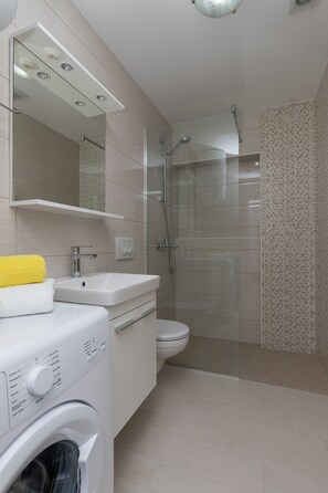 Apartment (Standard One Bedroom Apartment) | Bathroom | Shower, towels - Apartments Radulovic (Dubrovnik)