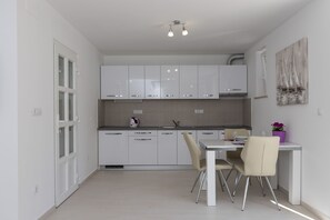 公寓 (Comfort One Bedroom Apartment) | 私人厨房 | 冰箱、炉灶、电热水壶、厨具/餐具