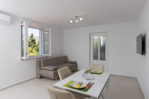 Departamento (Standard One Bedroom Apartment) | Sala de estar | Televisión 