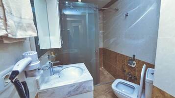 Minibar y escritorio