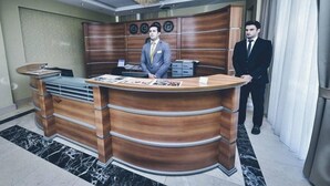 Una recepción de diseño moderno, un reloj y una mesa con documentos.