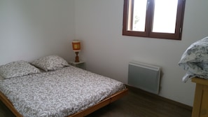 4 bedrooms, desk, iron/ironing board, WiFi